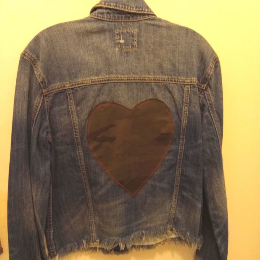 AMERICAN EAGLE DISTRESSS/FRINGE JEAN JACKET - Picture 4 of 5